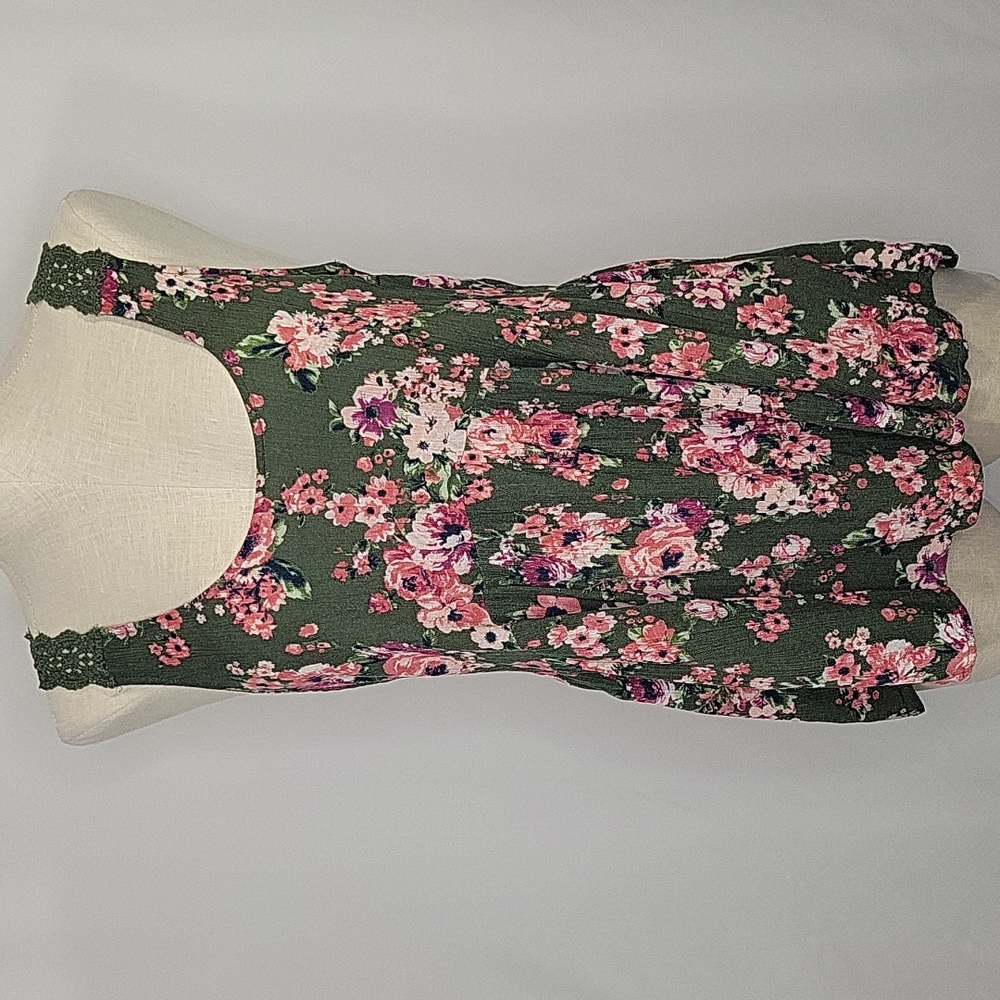 H.I.P. Floral Sleevess Top SZ L